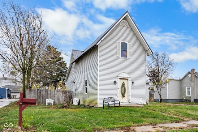 view of front of home featuring a front lawn