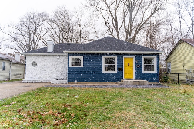 view of front of property featuring a front yard