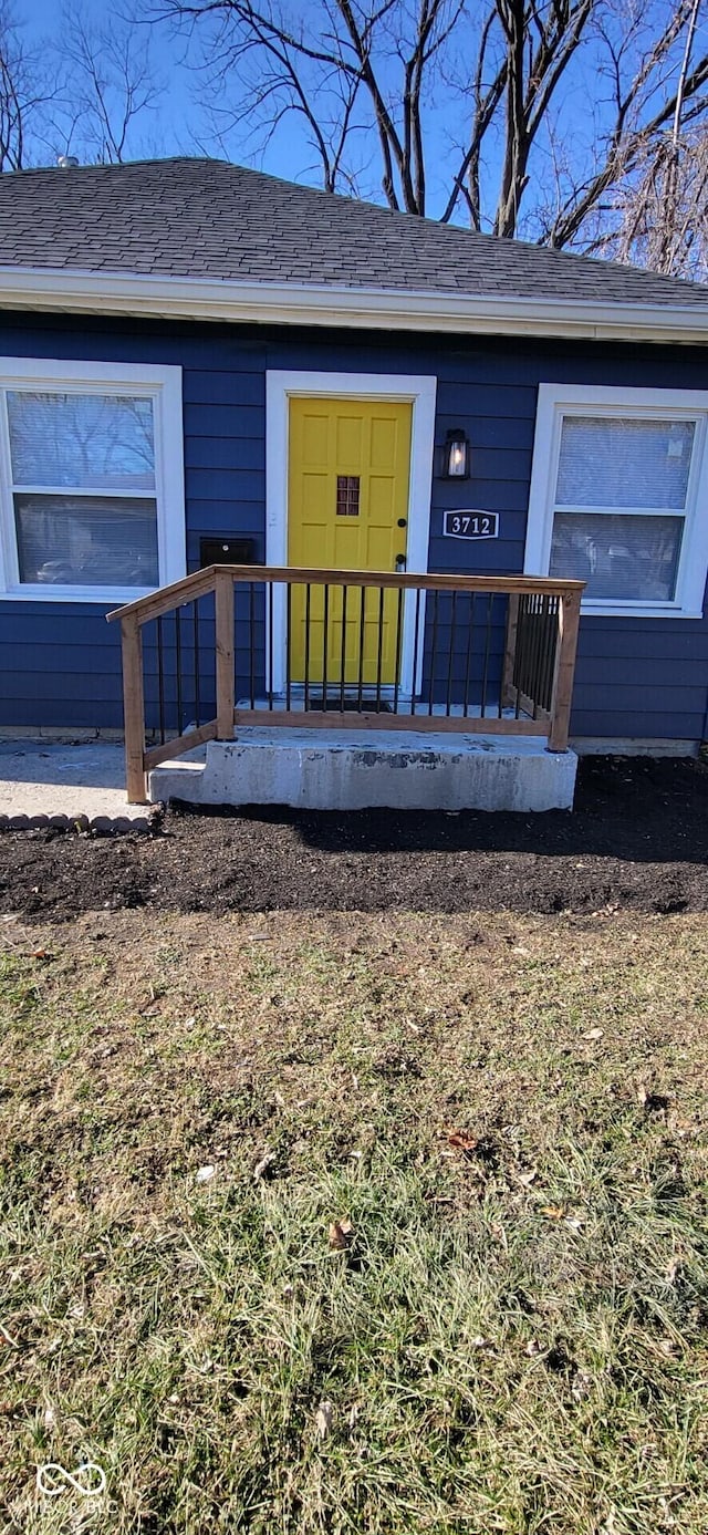 entrance to property featuring a porch