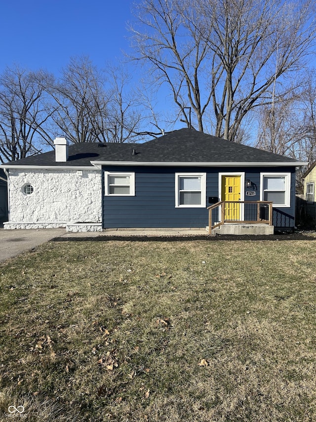 single story home with a front yard