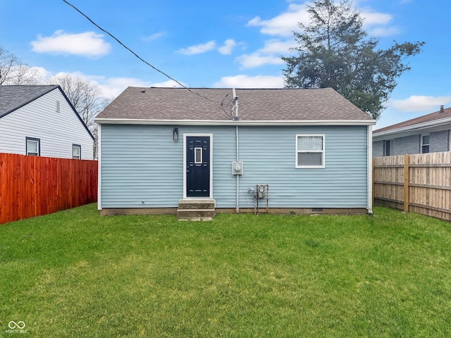 back of house featuring a lawn