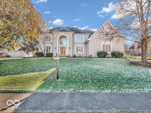 view of front of home featuring a front lawn