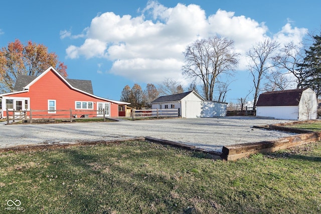 view of yard featuring a shed