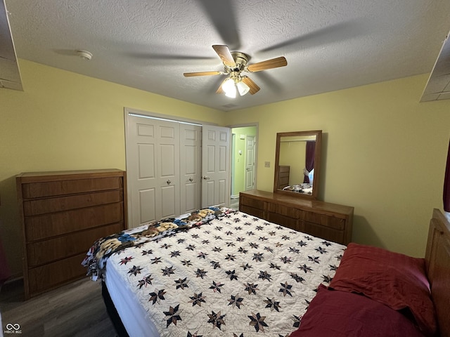 bedroom featuring hardwood / wood-style flooring, ceiling fan, a textured ceiling, and a closet