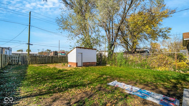 view of yard featuring a storage shed