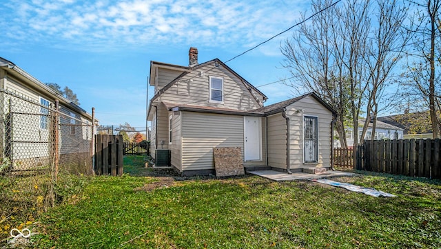 back of house featuring a yard