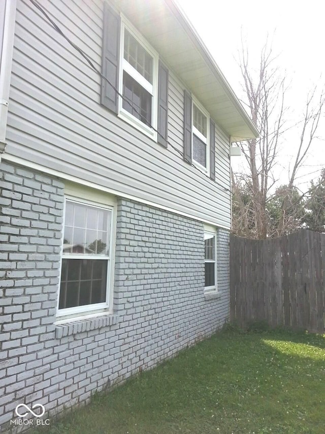 view of side of property featuring a lawn