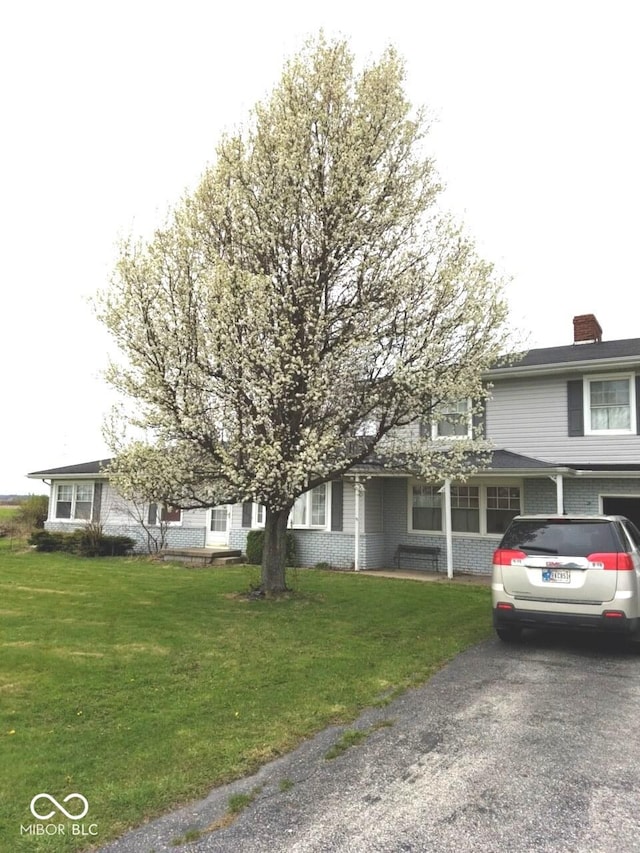 view of front of home with a front lawn