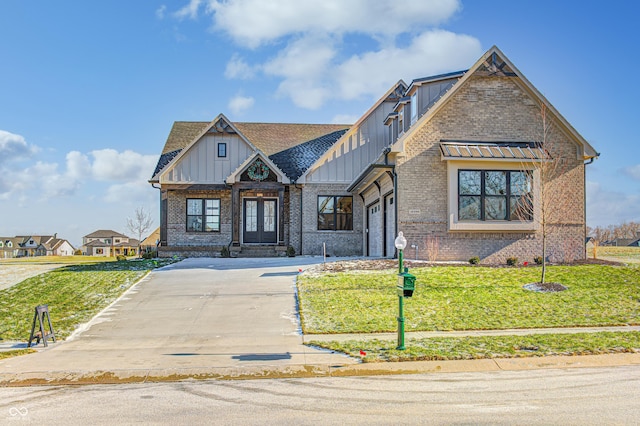 view of front of property featuring a front lawn