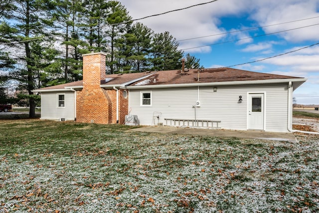 rear view of house featuring a lawn