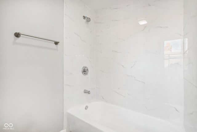 bathroom with tiled shower / bath combo