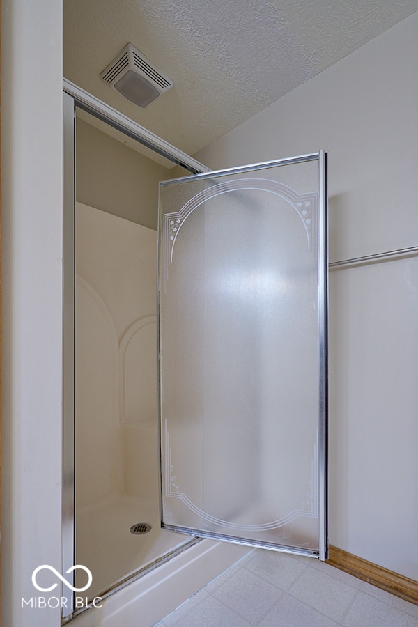 bathroom with a textured ceiling