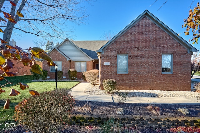 view of front of house featuring a front lawn