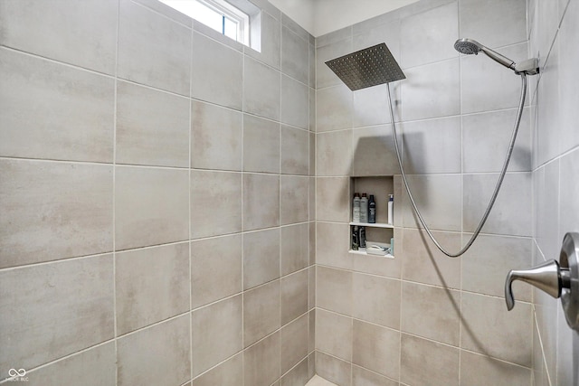 bathroom featuring a tile shower