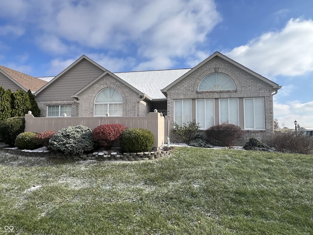 view of front of property featuring a front lawn