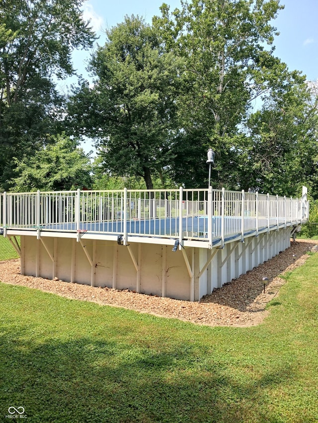 view of pool featuring a yard