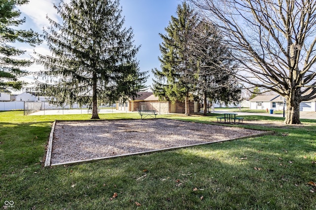 view of property's community featuring a lawn