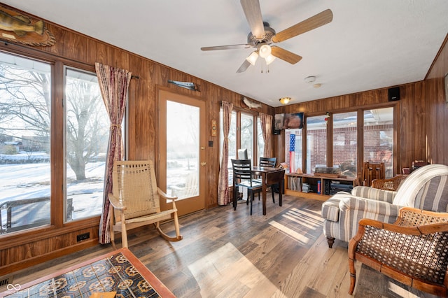 sunroom with ceiling fan