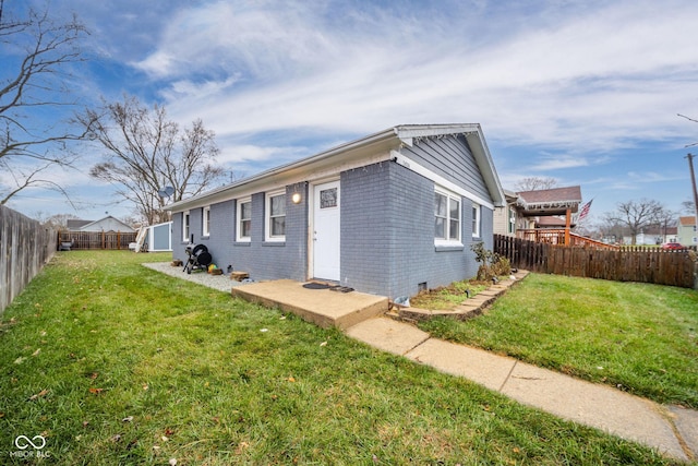 single story home featuring a front yard