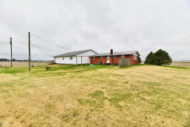 view of yard featuring a rural view