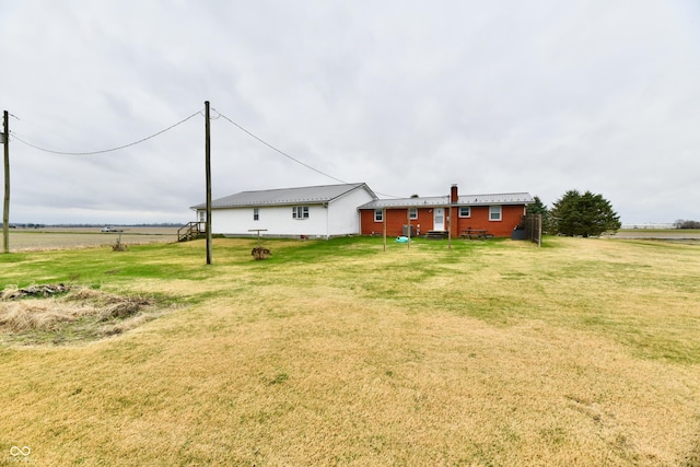 view of yard featuring a rural view