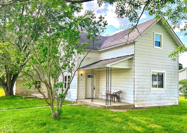 view of front of home with a patio area and a front lawn