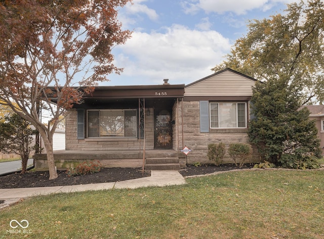 view of front of property featuring a front yard