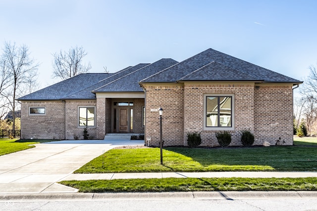 view of front facade with a front yard