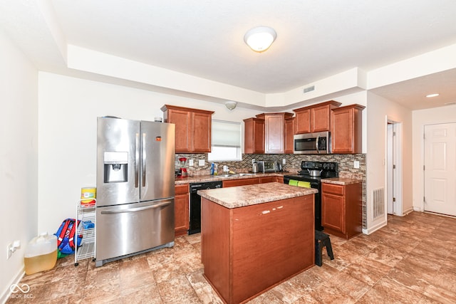 kitchen with sink, decorative backsplash, a center island, black appliances, and a breakfast bar area