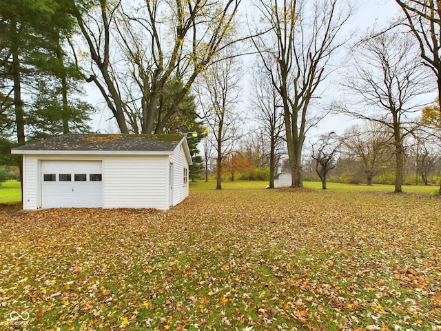 view of yard featuring an outbuilding and a garage