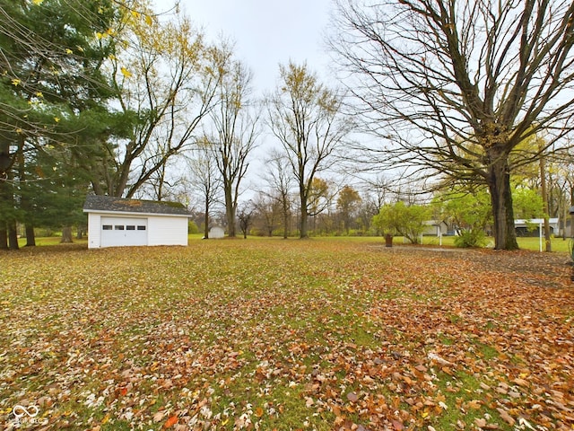 view of yard with an outdoor structure and a garage