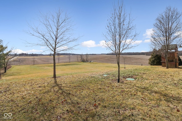 view of yard featuring a rural view