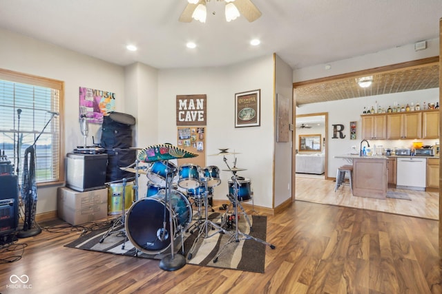 rec room featuring sink, light hardwood / wood-style flooring, and ceiling fan