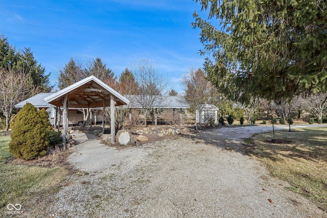 view of yard with an outdoor structure