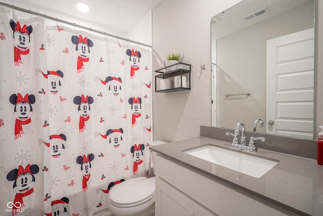 bathroom featuring a shower with curtain, vanity, and toilet