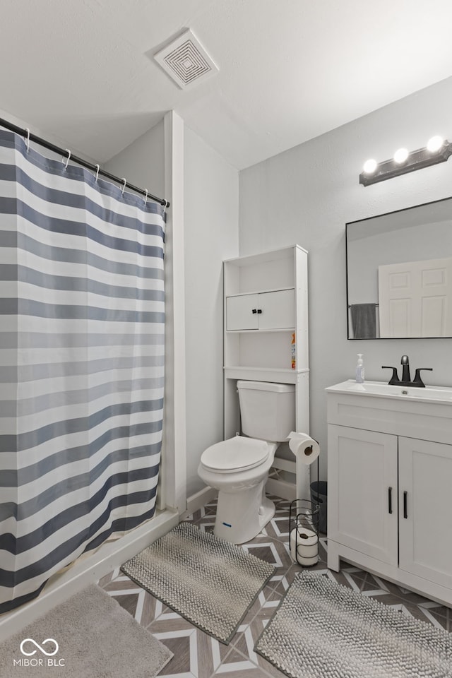 bathroom featuring a shower with curtain, vanity, and toilet