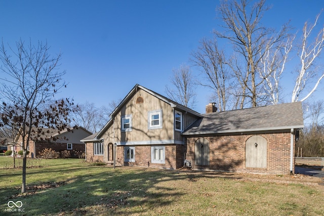 view of front of property featuring a front lawn