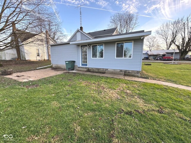 view of front of home featuring a front yard