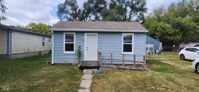 view of front facade featuring a front lawn