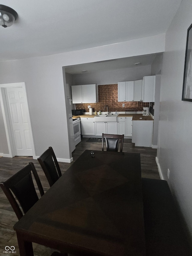 dining area with dark wood-type flooring and sink