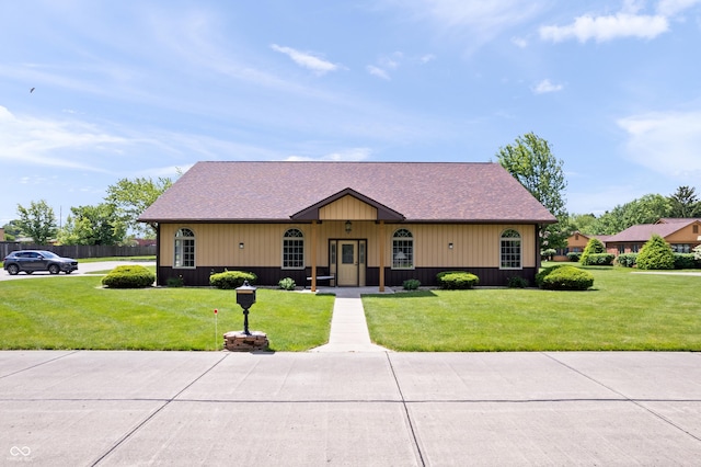 view of front of house featuring a front lawn