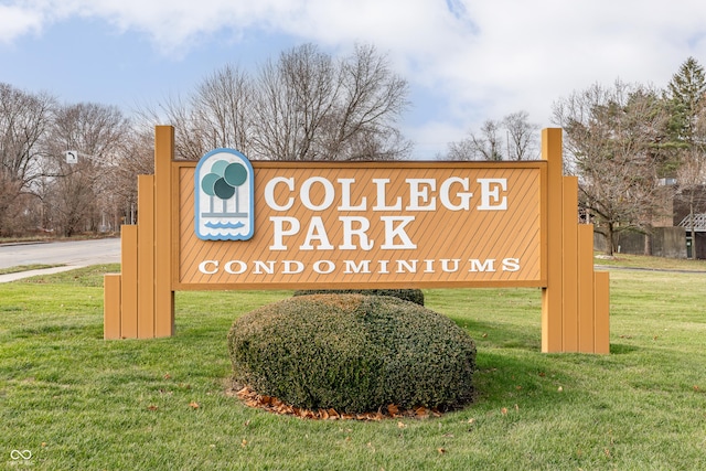 community / neighborhood sign featuring a yard