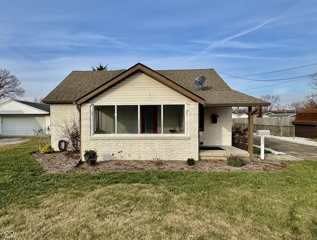 view of front of home featuring a front yard