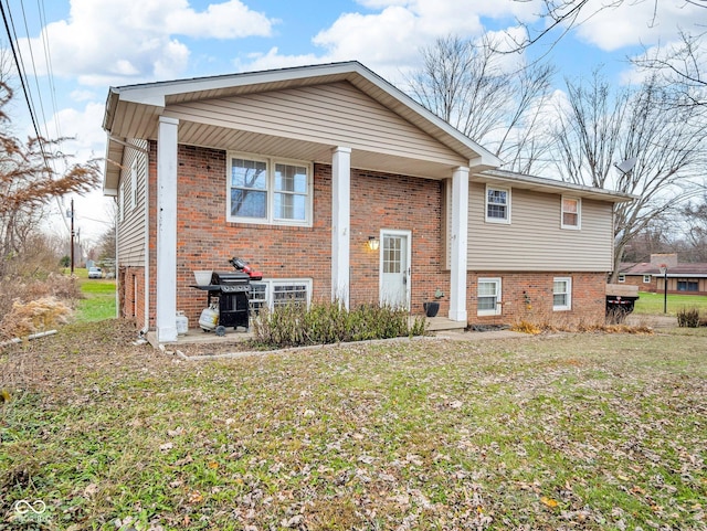 view of front of property featuring a front yard