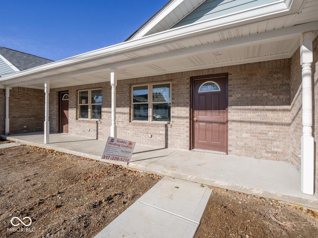 entrance to property featuring covered porch