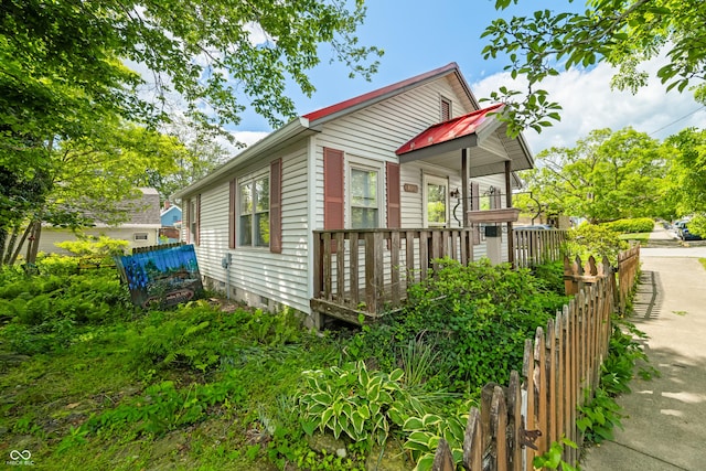 100 N Jefferson St, Nashville, IN 47448 - shotgun-style home featuring a deck