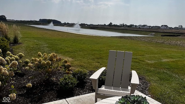 view of yard featuring a water view