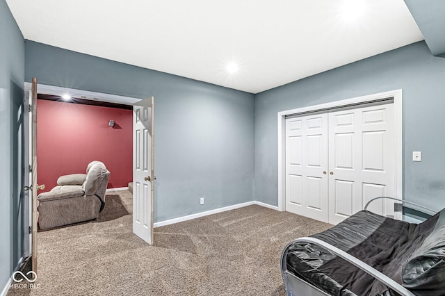 living area featuring carpet floors and baseboards