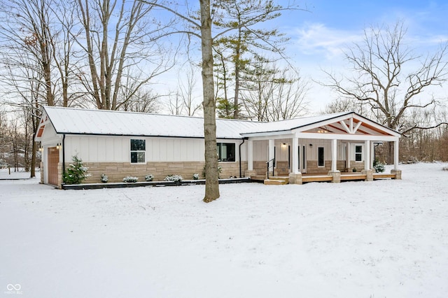 view of front of property with covered porch and a garage