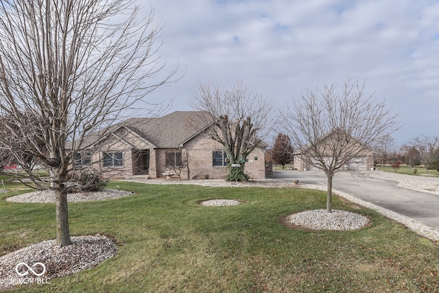 view of front of home featuring a front yard